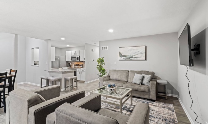 Overland Park House | Stylish and Comfortable 3-Bedroom Townhome in Overland Park with WIFI and Pool!