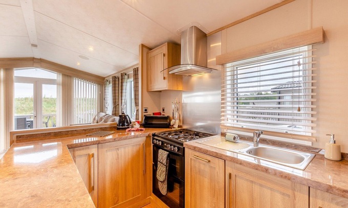 Penrith House | Stylish and contemporary holiday home with one master double with en suite W.