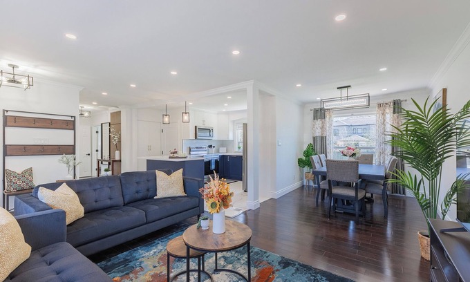 West Oakville House | Stylish, and Fully Renovated Bungalow Retreat