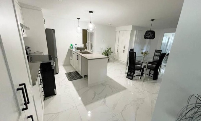 Saint-Hubert House | Stylish and luxurious apartment basement unit
