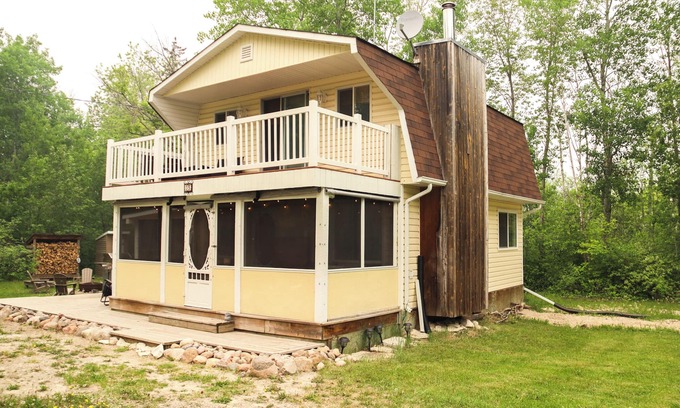 Victoria Beach Cabin | Stylish and private, recently renovated cabin, 15-minute walk from the beach!