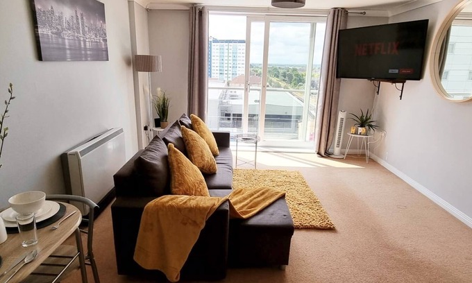 London Borough of Hounslow Apartment | ⭑ Stylish Apartment Near Heathrow, Skyline Views ⭑