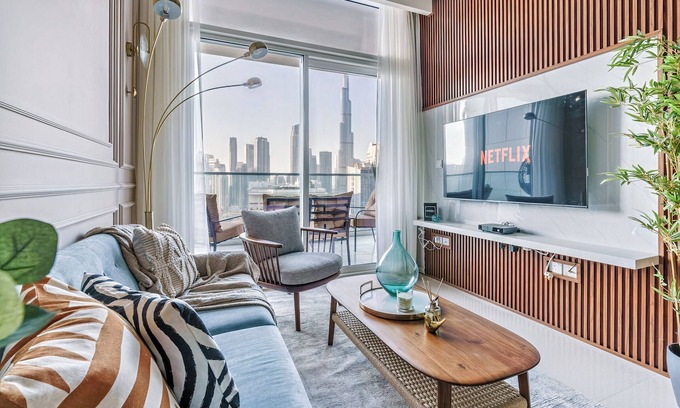 Downtown Dubai Apartment | Stylish Apartment , Pool + Gym , Balcony with Epic Burj View