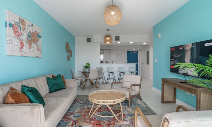 Parkside Apartment | Stylish Apartment with Pool-Gym-Parking and Balcony - 5 Min to Hollywood Beach!