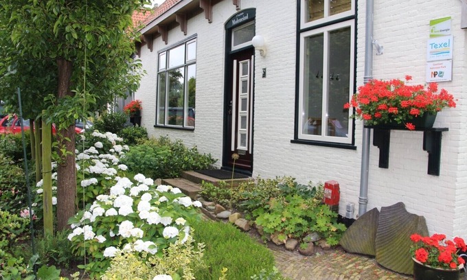 De Waal House | Stylish apartment with garden in a former farmhouse in De Waal