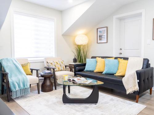 Cooksville House | Stylish Apt, Pool, BBQ, Close to Malls, 25 Mins to Toronto