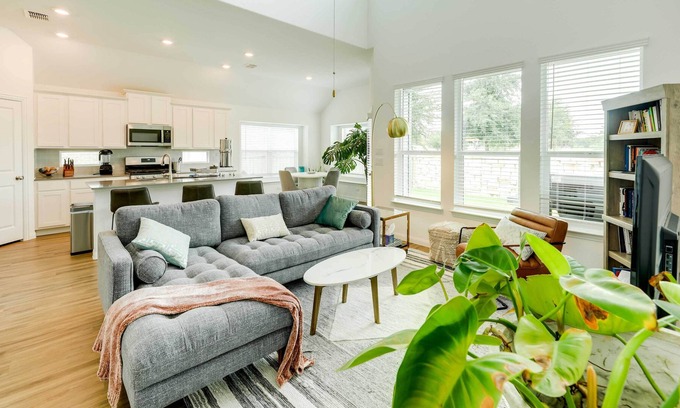 Manchaca House | Stylish Austin Home w/ Yard: 13 Mi to Downtown!