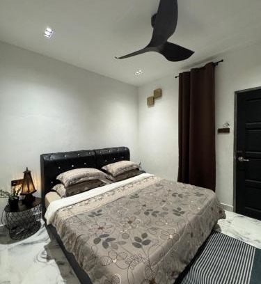 Central Seberang Perai House | Stylish Balinimo Guest room - King Bed, Free Netflix, Prime & Wi-Fi Near Bukit Mertajam