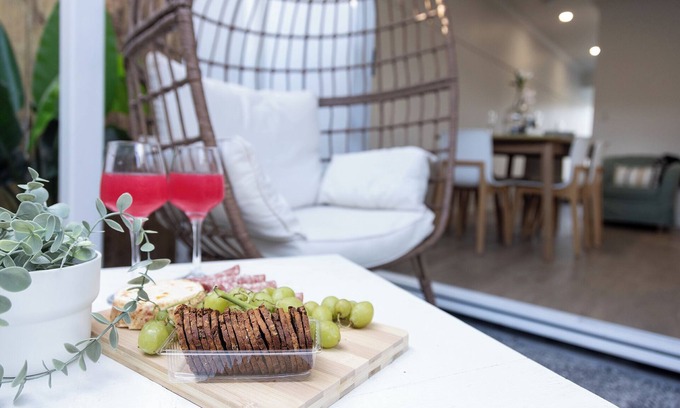 Redcliffe House | Stylish Beach Retreat Horses & Coastal Charm