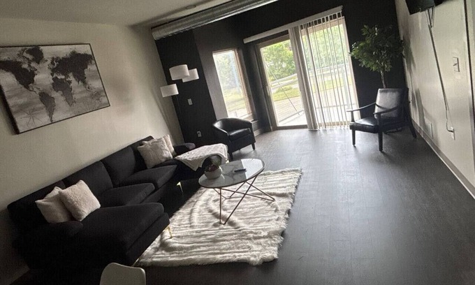 Downtown Des Moines Apartment | Stylish Black-themed Apartment in Des Moines