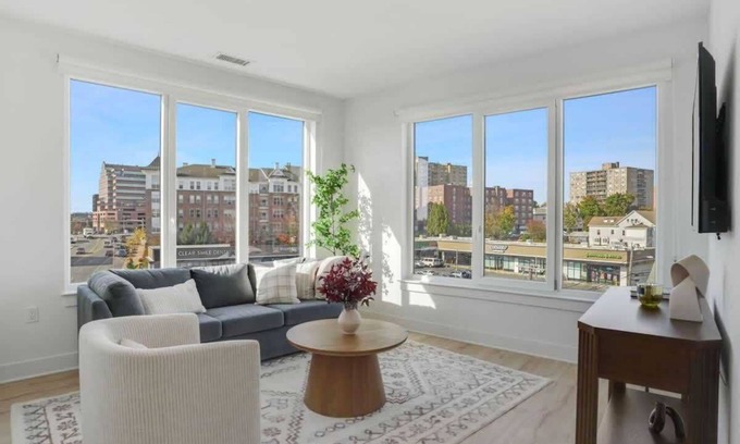 Stamford Apartment | Stylish & Bright Gem: Rooftop, City Views, Parking