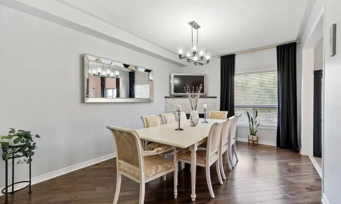Richmond Hill House | Stylish, Bright & Spacious - 3 Brdm W/1 Parking