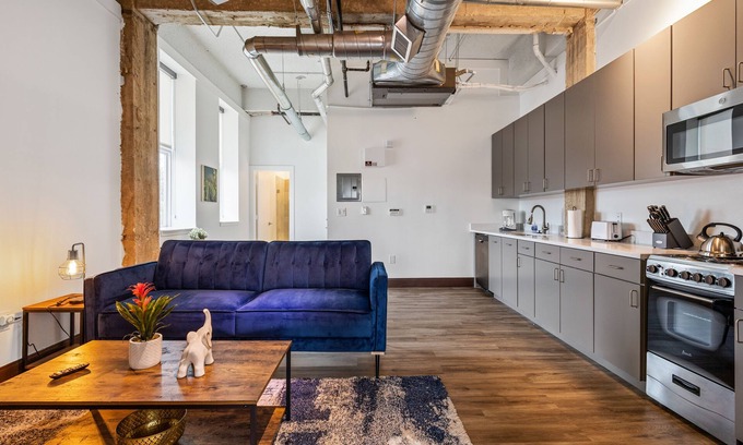Cedars Apartment | Stylish, Bright, & Unique - 5 Min. to Downtown!