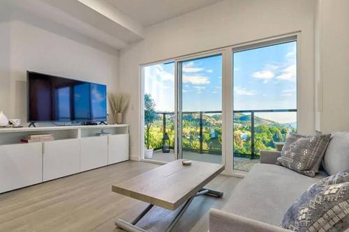 Central Okanagan Apartment | Stylish & Central TOP FLOOR suite in Kelowna