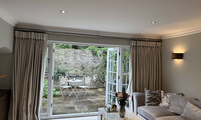 Belgravia House | Stylish & Chic! A Georgian House with Netflix in Zone 1!