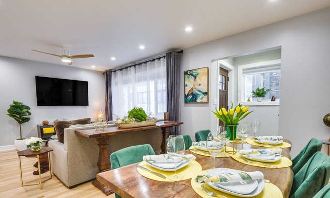 Edgewater Beach House | Stylish Chicago Retreat: Walk to Loyola University
