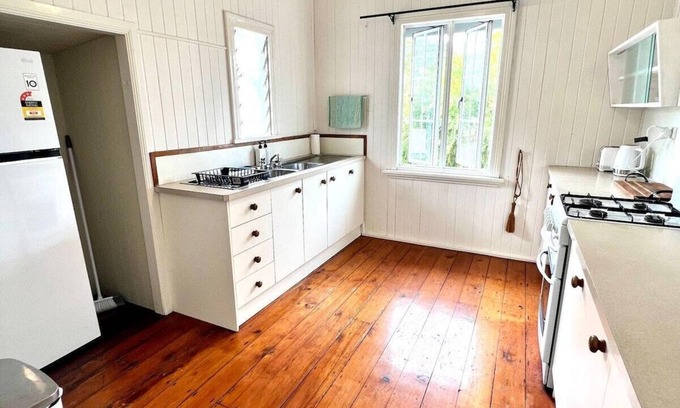 Hermit Park Apartment | Stylish City Fringe 2 Bed Upstairs Unit