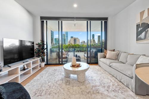 South Brisbane Apartment | Stylish City View Apt and Best Location with Pool and Gym