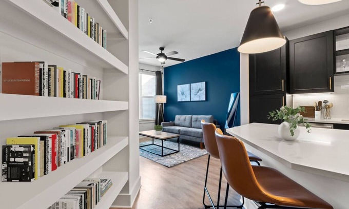 North Hyde Park Apartment | Stylish & Clean Oasis | City Center | Pool & Gym