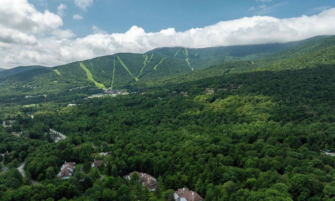 Warren Condo | Stylish Club Sugarbush Condo with Ski Shuttle & Premium Touches
