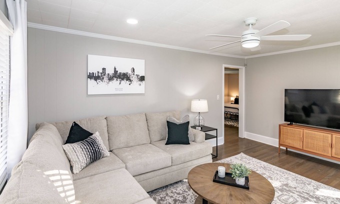 East Raleigh House | Stylish & Comfy ~ 5★ Location near Downtown ~ Backyard ~ Updated