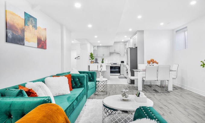 Brampton Apartment | Stylish & Comfy ~ Convenient Location ~ Queen Beds