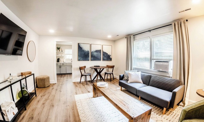 Lincoln Apartment | Stylish & Comfy Downtown Retreat: Queen Bed + Sofa Bed - Laundry - Free Parking!