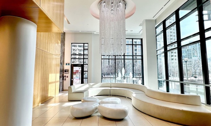 Fort York House | Stylish & Comfy Gem ~ Scenic Lake Views ~ Parking!