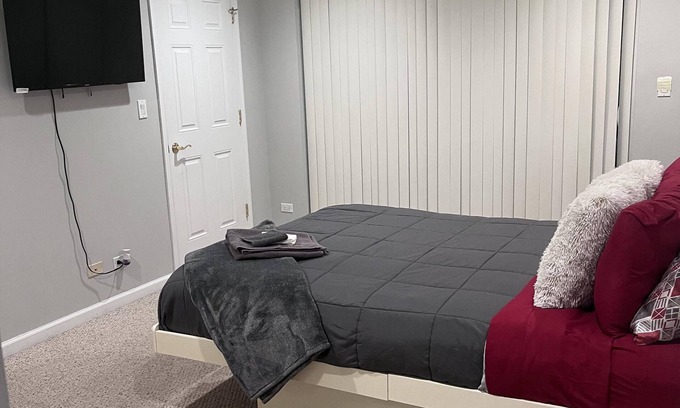 Near West Side Condo | Stylish Condo Near United Center with Free Parking