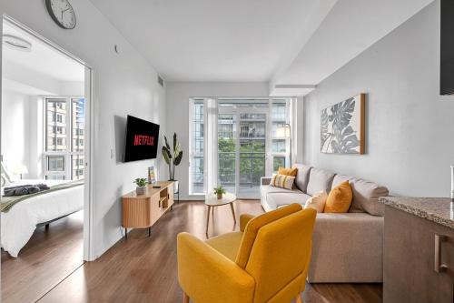 Mount Pleasant West Apartment | Stylish Condo Stay - Heart of Midtown Toronto