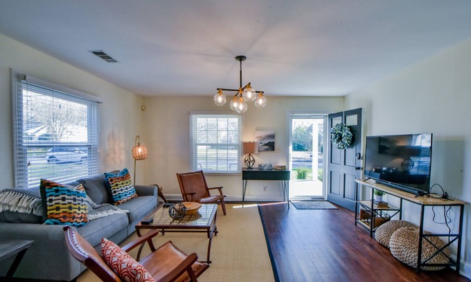 Northport House | ♥ Stylish Cottage ☞ 1 Mile to University and Main Street ☞ Free Parking ★ High S