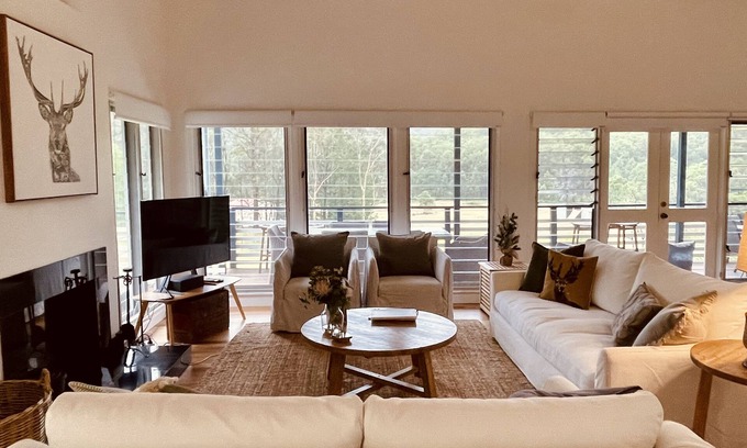 Murrays Run House | Stylish country escape Laguna/Wollombi Hunter Valley. 4 bedrooms. Pet friendly!