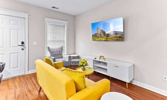 Detroit Apartment | Stylish & Cozy 2-BR Detroit