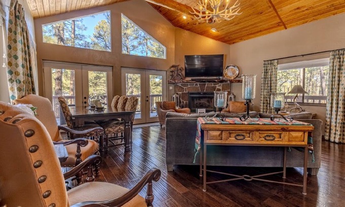 Alto Cabin | Stylish Cozy Cabin Surrounded in Pines- Hot Tub