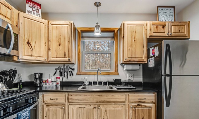 New Lisbon Cabin | Stylish & Cozy Retreat W/ Free WiFi, Three Ponds On-site, & Jetted Tub - Dogs OK