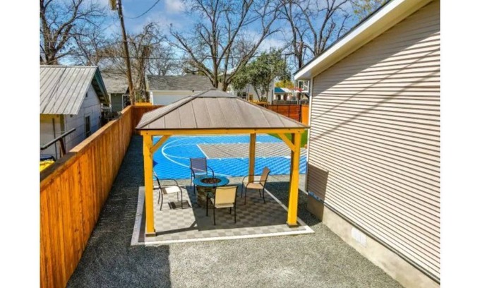 Southtown House | Stylish, Cozy, Spacious ~ 5★ Location ~ Pool Table