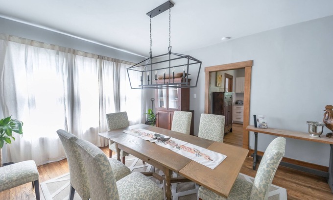 Somerset House | Stylish craftsman, perfect for groups, steps away from Downtown!
