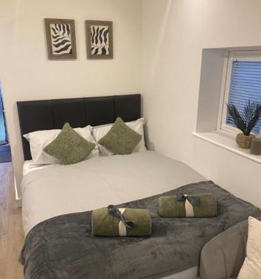 Banstead Apartment | Stylish Detached Studio, Banstead with off street Parking