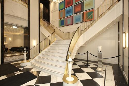 Bay Cloverhill Apartment | Stylish Downtown Toronto Residential Hotel