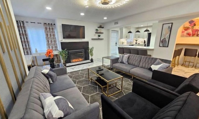 Lawsona - Fern Creek House | Stylish Duplex walkTO Lake Eola Orlando. Sleeps 8