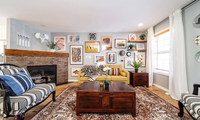 Southwest Edmonton House | Stylish Euro Vibes Home | Gym | AC | Yard | Office