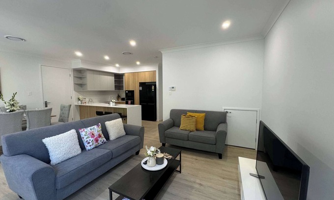 Gold Coast House | Stylish Family 3BR in Central Hope Island, Family