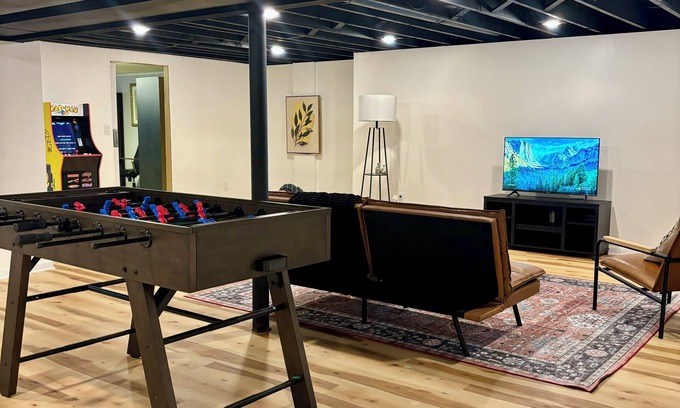 Blue Springs House | Stylish family home w/game room and arcade not far from arrowhead stadium