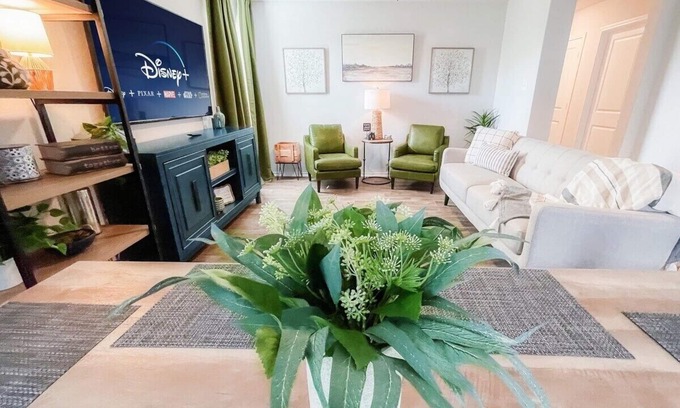 Southside House | Stylish Family Home Near Lackland POOL!