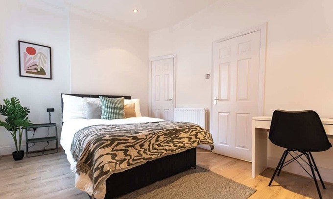Liverpool Apartment | Stylish Flat, Ideal for Business & Long-Term Stays