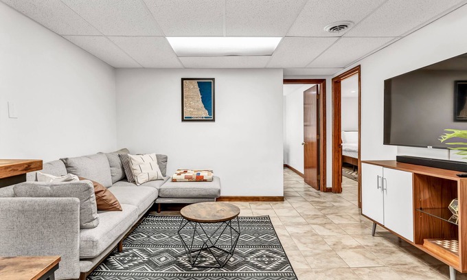 Dunning Apartment | Stylish Garden-Level 2BR: Close to O'Hare & Downtown