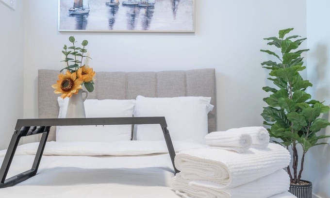 Southeast Calgary House | Stylish Getaway 5 minutes to YMCA and South Health Campus Hospitaln