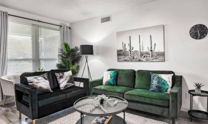 Cedar Crest House | Stylish GETAWAY, Close to Downtown, Perfect for Large Groups, Gameroom