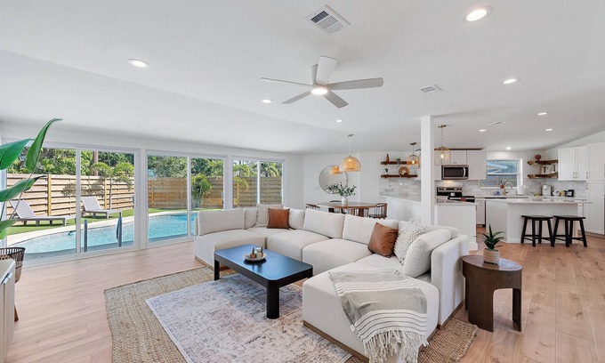 Gulf Gate Estates House | Stylish Gulf Gate Retreat w/Private Pool Near Siesta Key