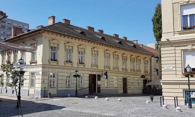Obuda Apartment | Stylish historic flat for 4 in heart of OldBuda